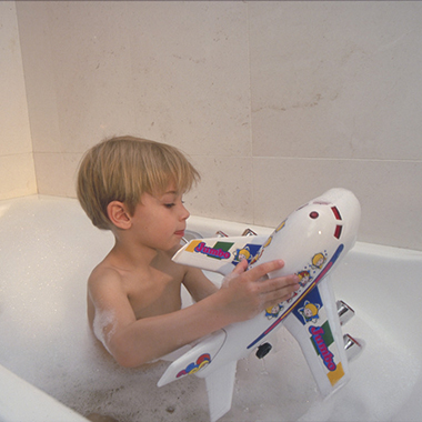 niño bañándose