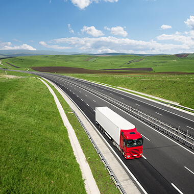 camión por la autopista